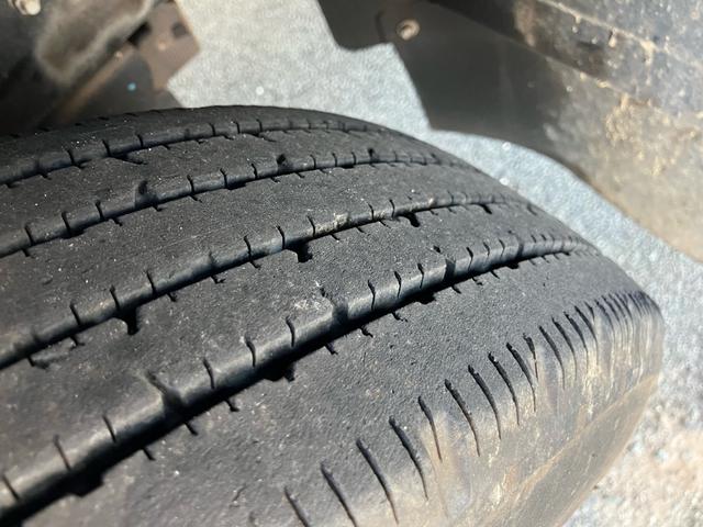 キャンター ベースグレード 2t 平ボデー 5速マニュアル キーレス ブルーテック 三方開 リヤWタイヤ(7枚目)