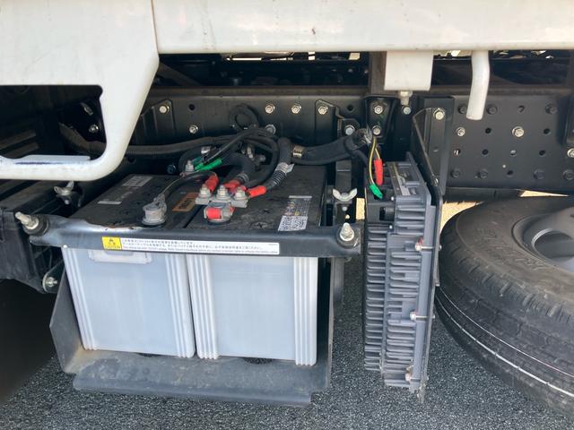 キャンター ベースグレード 2t 平ボデー 5速マニュアル キーレス ブルーテック 三方開 リヤWタイヤ(17枚目)