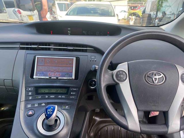 プリウス Ｓ　ＥＴＣ　バックカメラ　ＴＶ　アルミホイール　ＣＶＴ　スマートキー　アイドリングストップ　電動格納ミラー　盗難防止システム　ＣＤ　衝突安全ボディ　ＡＢＳ　ＥＳＣ　エアコン　パワーステアリング（2枚目）