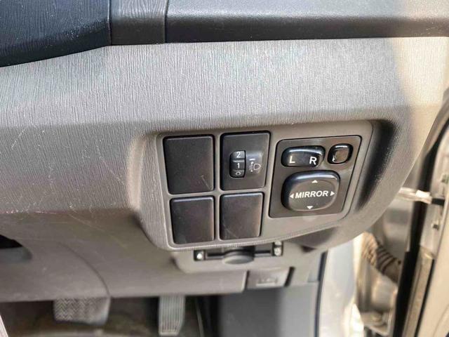 プリウス Ｓ　ＥＴＣ　バックカメラ　ＴＶ　アルミホイール　ＣＶＴ　スマートキー　アイドリングストップ　電動格納ミラー　盗難防止システム　ＣＤ　衝突安全ボディ　ＡＢＳ　ＥＳＣ　エアコン　パワーステアリング（4枚目）
