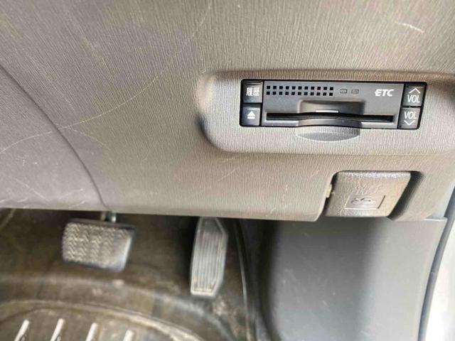 プリウス Ｓ　ＥＴＣ　バックカメラ　ＴＶ　アルミホイール　ＣＶＴ　スマートキー　アイドリングストップ　電動格納ミラー　盗難防止システム　ＣＤ　衝突安全ボディ　ＡＢＳ　ＥＳＣ　エアコン　パワーステアリング（5枚目）
