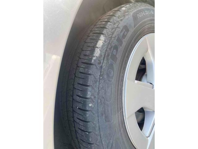 プリウス Ｓ　ＥＴＣ　バックカメラ　ＴＶ　アルミホイール　ＣＶＴ　スマートキー　アイドリングストップ　電動格納ミラー　盗難防止システム　ＣＤ　衝突安全ボディ　ＡＢＳ　ＥＳＣ　エアコン　パワーステアリング（19枚目）
