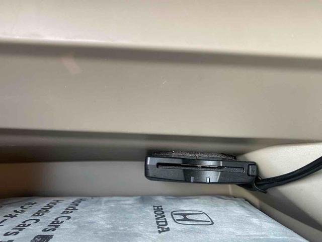 Ｎ－ＢＯＸ Ｇ・Ｌパッケージ　ＥＴＣ　バックカメラ　両側スライド・片側電動　スマートキー　アイドリングストップ　ベンチシート　ＣＶＴ　盗難防止システム　ＡＢＳ　ＥＳＣ　衝突安全ボディ　エアコン　パワーステアリング　パワーウィンドウ（3枚目）