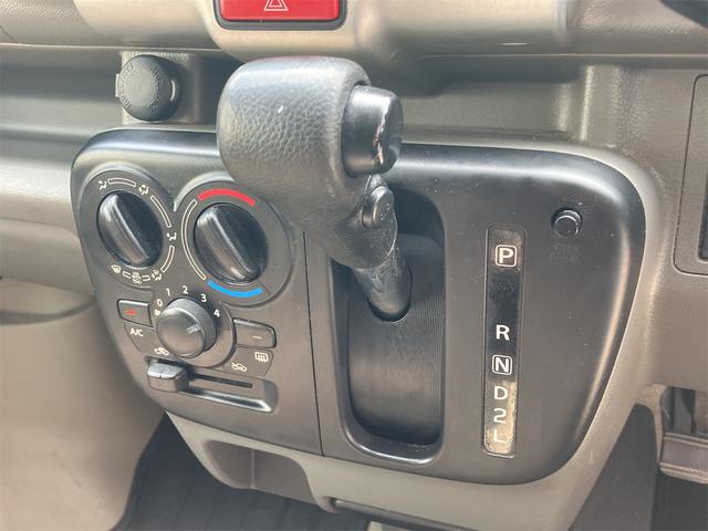 発進時や後退時に必ず操作するレバーです。操作のしやすさが肝になってきます。ぜひ一度体感してください。