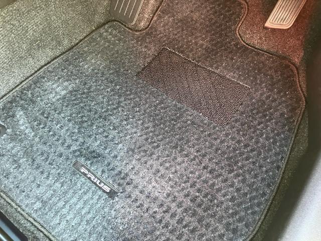 プリウス Ｓ　ワンオーナー　禁煙車　ナビＴＶ　バックカメラ　Ｂｌｕｅｔｏｏｔｈ　ＤＶＤ　スマートキー　ＥＴＣ　社外１７ｉｎアルミホイール　バイザー　プライバシーガラス　純正ホイール４本付き（22枚目）