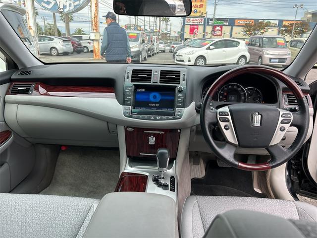 クラウン ロイヤルサルーン　ＥＴＣ　オートクルーズコントロール　バックカメラ　ナビ　ＴＶ　アルミホイール　オートライト　ＨＩＤ　ＡＴ　シートヒーター　スマートキー　電動格納ミラー　盗難防止システム　ＣＤ　ＤＶＤ再生　ＵＳＢ（2枚目）