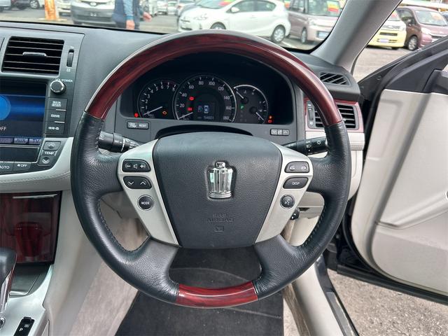 クラウン ロイヤルサルーン　ＥＴＣ　オートクルーズコントロール　バックカメラ　ナビ　ＴＶ　アルミホイール　オートライト　ＨＩＤ　ＡＴ　シートヒーター　スマートキー　電動格納ミラー　盗難防止システム　ＣＤ　ＤＶＤ再生　ＵＳＢ（3枚目）