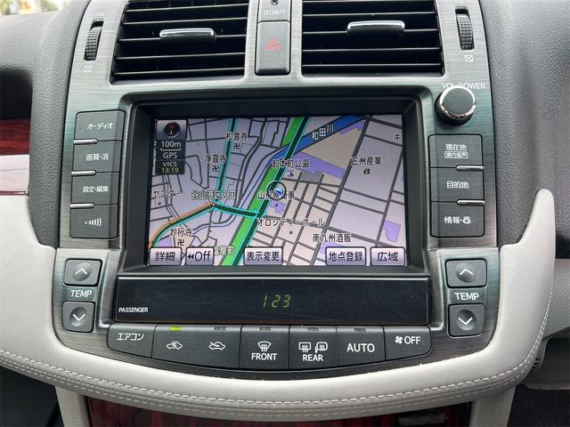 クラウン ロイヤルサルーン　ＥＴＣ　オートクルーズコントロール　バックカメラ　ナビ　ＴＶ　アルミホイール　オートライト　ＨＩＤ　ＡＴ　シートヒーター　スマートキー　電動格納ミラー　盗難防止システム　ＣＤ　ＤＶＤ再生　ＵＳＢ（4枚目）