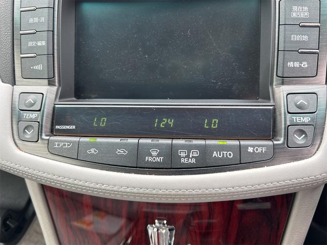 クラウン ロイヤルサルーン　ＥＴＣ　オートクルーズコントロール　バックカメラ　ナビ　ＴＶ　アルミホイール　オートライト　ＨＩＤ　ＡＴ　シートヒーター　スマートキー　電動格納ミラー　盗難防止システム　ＣＤ　ＤＶＤ再生　ＵＳＢ（6枚目）