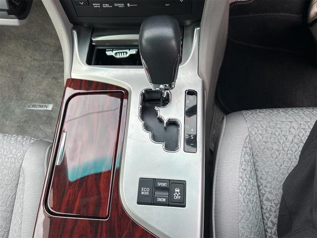 クラウン ロイヤルサルーン　ＥＴＣ　オートクルーズコントロール　バックカメラ　ナビ　ＴＶ　アルミホイール　オートライト　ＨＩＤ　ＡＴ　シートヒーター　スマートキー　電動格納ミラー　盗難防止システム　ＣＤ　ＤＶＤ再生　ＵＳＢ（7枚目）