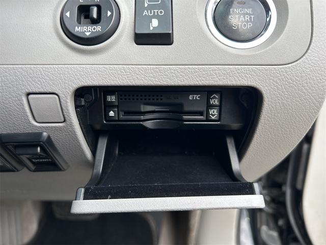 クラウン ロイヤルサルーン　ＥＴＣ　オートクルーズコントロール　バックカメラ　ナビ　ＴＶ　アルミホイール　オートライト　ＨＩＤ　ＡＴ　シートヒーター　スマートキー　電動格納ミラー　盗難防止システム　ＣＤ　ＤＶＤ再生　ＵＳＢ（9枚目）