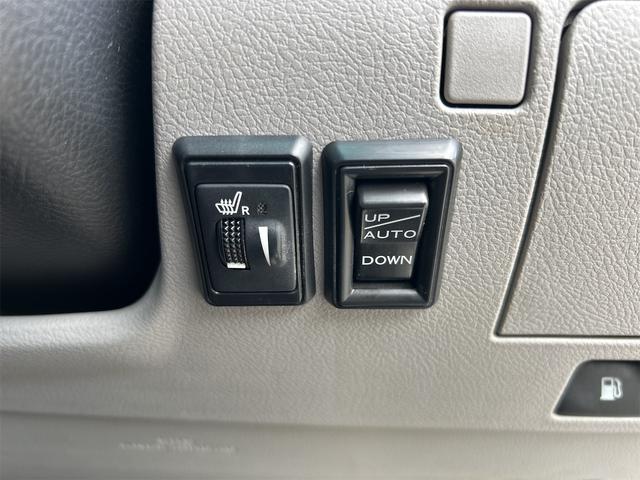 クラウン ロイヤルサルーン　ＥＴＣ　オートクルーズコントロール　バックカメラ　ナビ　ＴＶ　アルミホイール　オートライト　ＨＩＤ　ＡＴ　シートヒーター　スマートキー　電動格納ミラー　盗難防止システム　ＣＤ　ＤＶＤ再生　ＵＳＢ（11枚目）