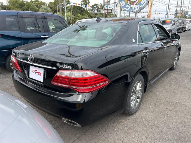 クラウン ロイヤルサルーン　ＥＴＣ　オートクルーズコントロール　バックカメラ　ナビ　ＴＶ　アルミホイール　オートライト　ＨＩＤ　ＡＴ　シートヒーター　スマートキー　電動格納ミラー　盗難防止システム　ＣＤ　ＤＶＤ再生　ＵＳＢ（16枚目）