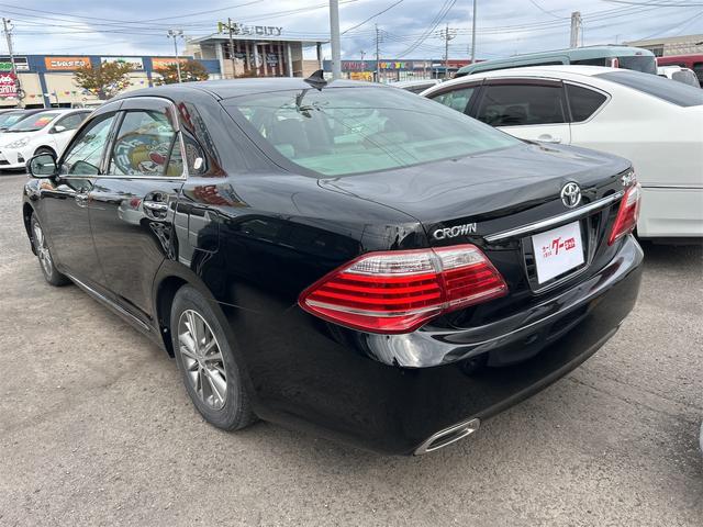 クラウン ロイヤルサルーン　ＥＴＣ　オートクルーズコントロール　バックカメラ　ナビ　ＴＶ　アルミホイール　オートライト　ＨＩＤ　ＡＴ　シートヒーター　スマートキー　電動格納ミラー　盗難防止システム　ＣＤ　ＤＶＤ再生　ＵＳＢ（17枚目）