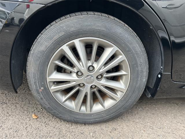 クラウン ロイヤルサルーン　ＥＴＣ　オートクルーズコントロール　バックカメラ　ナビ　ＴＶ　アルミホイール　オートライト　ＨＩＤ　ＡＴ　シートヒーター　スマートキー　電動格納ミラー　盗難防止システム　ＣＤ　ＤＶＤ再生　ＵＳＢ（24枚目）