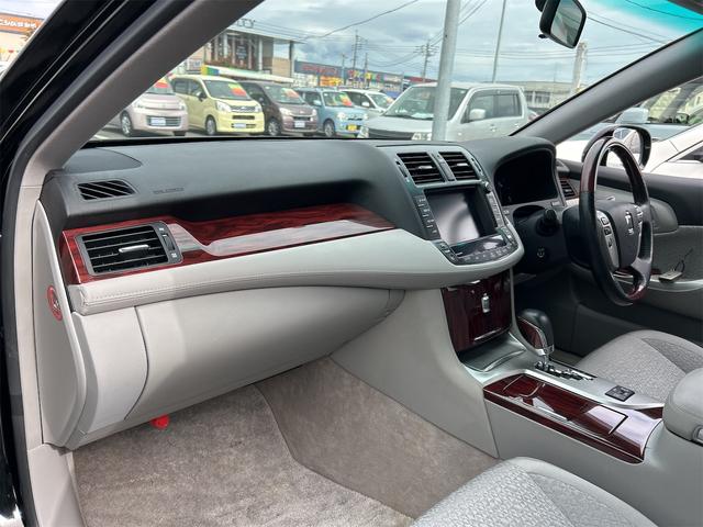 クラウン ロイヤルサルーン　ＥＴＣ　オートクルーズコントロール　バックカメラ　ナビ　ＴＶ　アルミホイール　オートライト　ＨＩＤ　ＡＴ　シートヒーター　スマートキー　電動格納ミラー　盗難防止システム　ＣＤ　ＤＶＤ再生　ＵＳＢ（28枚目）