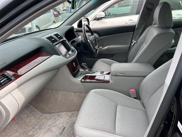 クラウン ロイヤルサルーン　ＥＴＣ　オートクルーズコントロール　バックカメラ　ナビ　ＴＶ　アルミホイール　オートライト　ＨＩＤ　ＡＴ　シートヒーター　スマートキー　電動格納ミラー　盗難防止システム　ＣＤ　ＤＶＤ再生　ＵＳＢ（29枚目）