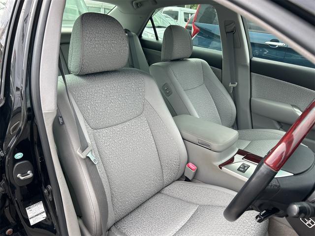 クラウン ロイヤルサルーン　ＥＴＣ　オートクルーズコントロール　バックカメラ　ナビ　ＴＶ　アルミホイール　オートライト　ＨＩＤ　ＡＴ　シートヒーター　スマートキー　電動格納ミラー　盗難防止システム　ＣＤ　ＤＶＤ再生　ＵＳＢ（30枚目）