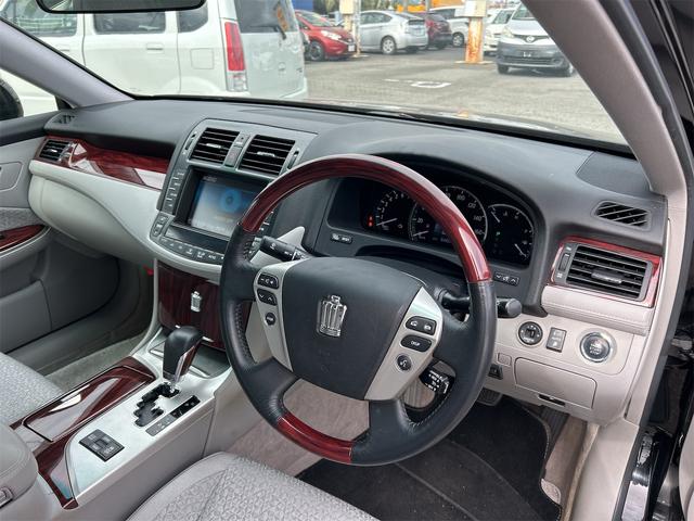 クラウン ロイヤルサルーン　ＥＴＣ　オートクルーズコントロール　バックカメラ　ナビ　ＴＶ　アルミホイール　オートライト　ＨＩＤ　ＡＴ　シートヒーター　スマートキー　電動格納ミラー　盗難防止システム　ＣＤ　ＤＶＤ再生　ＵＳＢ（31枚目）