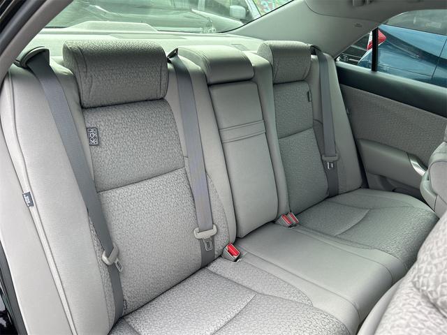 クラウン ロイヤルサルーン　ＥＴＣ　オートクルーズコントロール　バックカメラ　ナビ　ＴＶ　アルミホイール　オートライト　ＨＩＤ　ＡＴ　シートヒーター　スマートキー　電動格納ミラー　盗難防止システム　ＣＤ　ＤＶＤ再生　ＵＳＢ（32枚目）