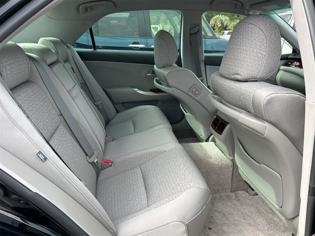 クラウン ロイヤルサルーン　ＥＴＣ　オートクルーズコントロール　バックカメラ　ナビ　ＴＶ　アルミホイール　オートライト　ＨＩＤ　ＡＴ　シートヒーター　スマートキー　電動格納ミラー　盗難防止システム　ＣＤ　ＤＶＤ再生　ＵＳＢ（33枚目）