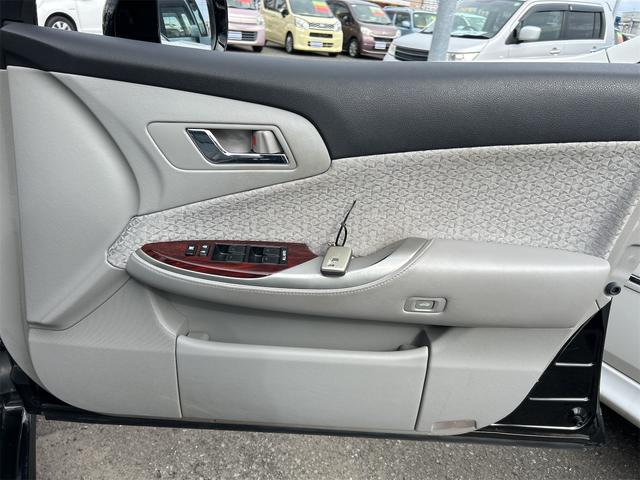 クラウン ロイヤルサルーン　ＥＴＣ　オートクルーズコントロール　バックカメラ　ナビ　ＴＶ　アルミホイール　オートライト　ＨＩＤ　ＡＴ　シートヒーター　スマートキー　電動格納ミラー　盗難防止システム　ＣＤ　ＤＶＤ再生　ＵＳＢ（36枚目）