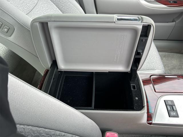 クラウン ロイヤルサルーン　ＥＴＣ　オートクルーズコントロール　バックカメラ　ナビ　ＴＶ　アルミホイール　オートライト　ＨＩＤ　ＡＴ　シートヒーター　スマートキー　電動格納ミラー　盗難防止システム　ＣＤ　ＤＶＤ再生　ＵＳＢ（38枚目）