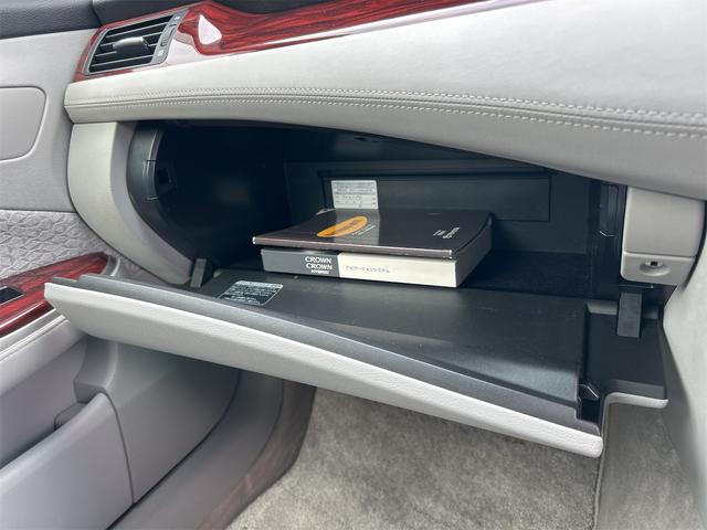 クラウン ロイヤルサルーン　ＥＴＣ　オートクルーズコントロール　バックカメラ　ナビ　ＴＶ　アルミホイール　オートライト　ＨＩＤ　ＡＴ　シートヒーター　スマートキー　電動格納ミラー　盗難防止システム　ＣＤ　ＤＶＤ再生　ＵＳＢ（39枚目）