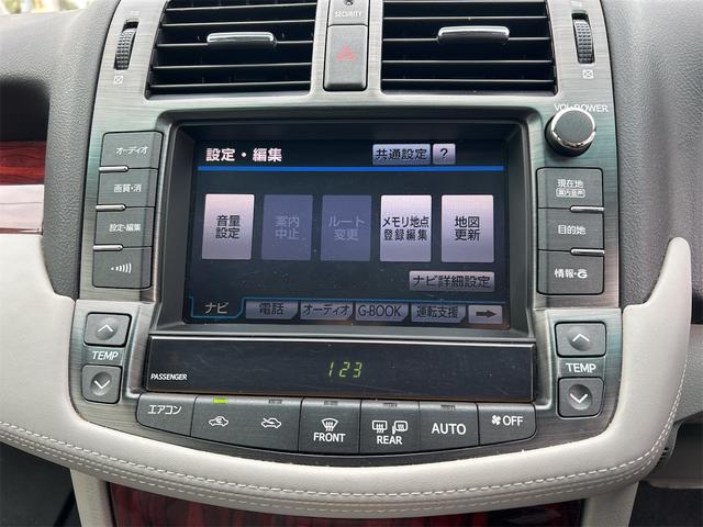 クラウン ロイヤルサルーン　ＥＴＣ　オートクルーズコントロール　バックカメラ　ナビ　ＴＶ　アルミホイール　オートライト　ＨＩＤ　ＡＴ　シートヒーター　スマートキー　電動格納ミラー　盗難防止システム　ＣＤ　ＤＶＤ再生　ＵＳＢ（45枚目）