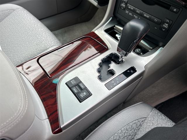 クラウン ロイヤルサルーン　ＥＴＣ　オートクルーズコントロール　バックカメラ　ナビ　ＴＶ　アルミホイール　オートライト　ＨＩＤ　ＡＴ　シートヒーター　スマートキー　電動格納ミラー　盗難防止システム　ＣＤ　ＤＶＤ再生　ＵＳＢ（47枚目）