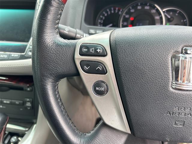 クラウン ロイヤルサルーン　ＥＴＣ　オートクルーズコントロール　バックカメラ　ナビ　ＴＶ　アルミホイール　オートライト　ＨＩＤ　ＡＴ　シートヒーター　スマートキー　電動格納ミラー　盗難防止システム　ＣＤ　ＤＶＤ再生　ＵＳＢ（50枚目）