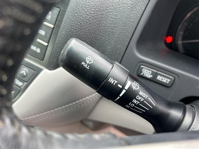 クラウン ロイヤルサルーン　ＥＴＣ　オートクルーズコントロール　バックカメラ　ナビ　ＴＶ　アルミホイール　オートライト　ＨＩＤ　ＡＴ　シートヒーター　スマートキー　電動格納ミラー　盗難防止システム　ＣＤ　ＤＶＤ再生　ＵＳＢ（52枚目）