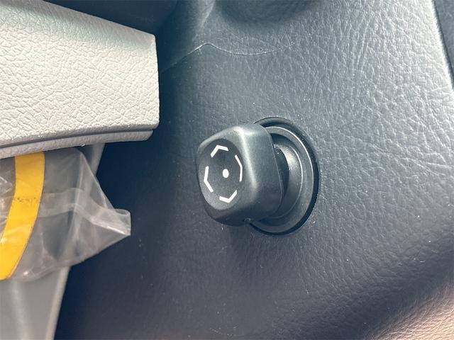 クラウン ロイヤルサルーン　ＥＴＣ　オートクルーズコントロール　バックカメラ　ナビ　ＴＶ　アルミホイール　オートライト　ＨＩＤ　ＡＴ　シートヒーター　スマートキー　電動格納ミラー　盗難防止システム　ＣＤ　ＤＶＤ再生　ＵＳＢ（54枚目）