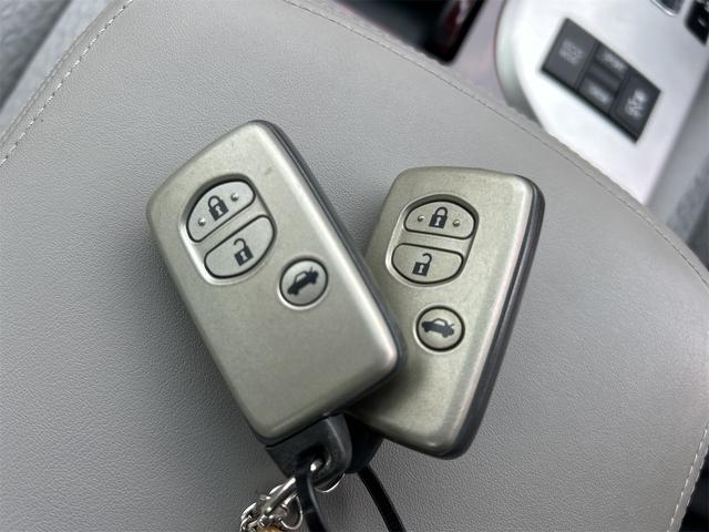 クラウン ロイヤルサルーン　ＥＴＣ　オートクルーズコントロール　バックカメラ　ナビ　ＴＶ　アルミホイール　オートライト　ＨＩＤ　ＡＴ　シートヒーター　スマートキー　電動格納ミラー　盗難防止システム　ＣＤ　ＤＶＤ再生　ＵＳＢ（55枚目）