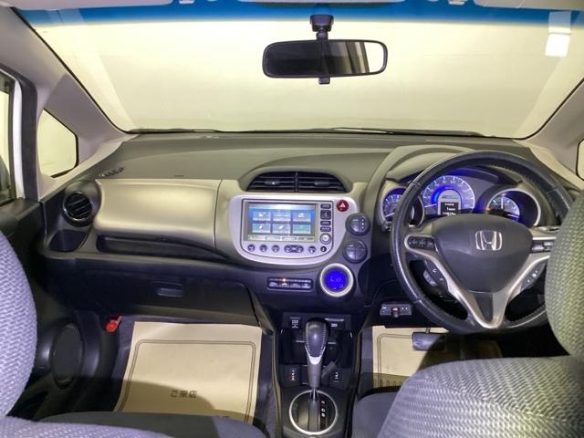 フィットハイブリッド ナビプレミアムセレクション アルミホイール ETC エアコン 運転席エアバッグ キーフリー パワーウィンドウ クルーズコントロール スマキー シートヒーター付 パワーステアリング ABS セキュリティー 助手席エアバック(2枚目)