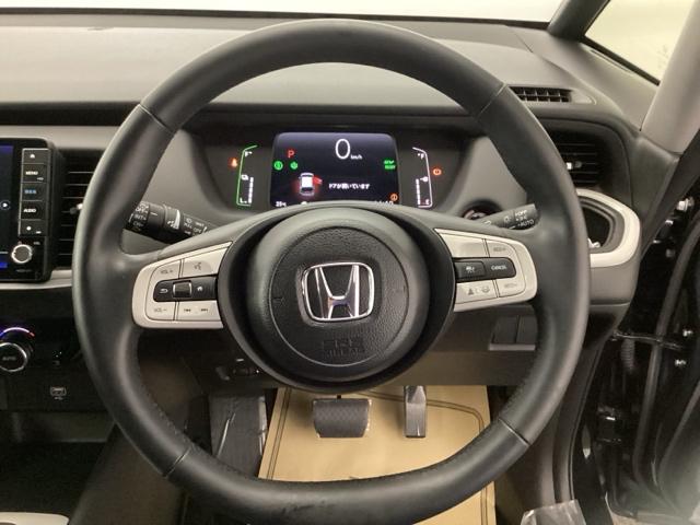 フィット ｅ：ＨＥＶホーム　メモリーナビ　ドラレコ　ＥＴＣ　前後誤発進抑制機能　クリソナ　助手席エアバッグ　運転席エアバッグ　アイドリングストップ　ＬＥＤライト　バックカメラ　ＡＢＳ　サイドエアバッグ　オートクルーズコントロール（3枚目）