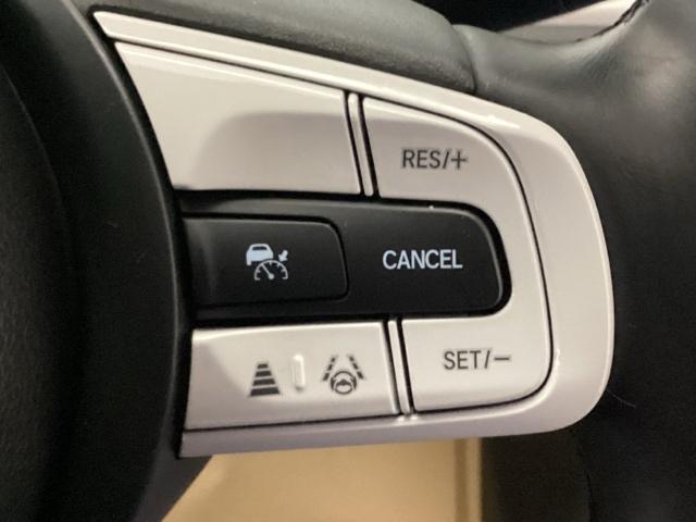 ステアリング右手側にクルーズコントロールスイッチ。アクセルペダルを踏まずに一定速走行が出来るので、高速道路での走行がグッと快適になります。