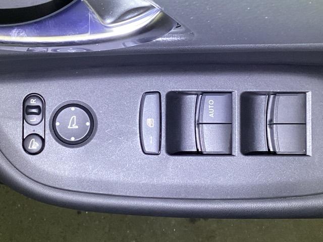 電動格納式リモコンドアミラーと、パワーウィンドウスイッチ等は運転席ドアにあります。