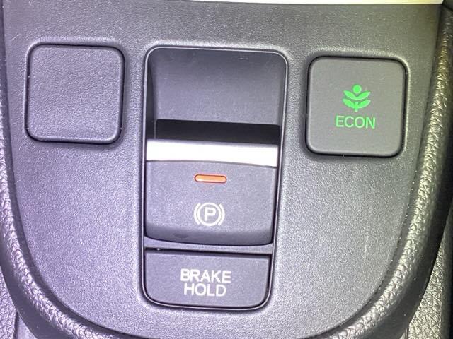 スイッチ操作でパーキングブレーキをオン／オフ。力も手間もいらず、かんたんに操作できます。