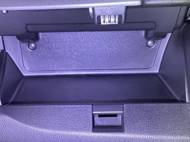 エンジン・ミッション等の主要機関から車内の快適装備、オイル等の消耗品に至るまで、国家整備士が点検整備を行います。