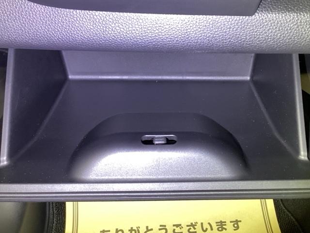 助手席の前にあるグローボックスです。小物の収納に便利です。