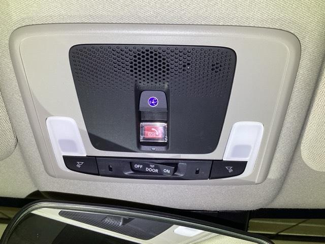 ヴェゼル ｅ：ＨＥＶＸ　メモリーナビ　リアカメラ　ＥＴＣ　前後障害物センサー　ＡＡＣ　イモビライザー　スマ－トキ－　誤発進抑制　ＰＷ　クルコン　ＥＳＣ　キーフリー　ＬＥＤヘッドランプ　ナビＴＶ　サイドカーテンエアバック　ＰＳ（14枚目）