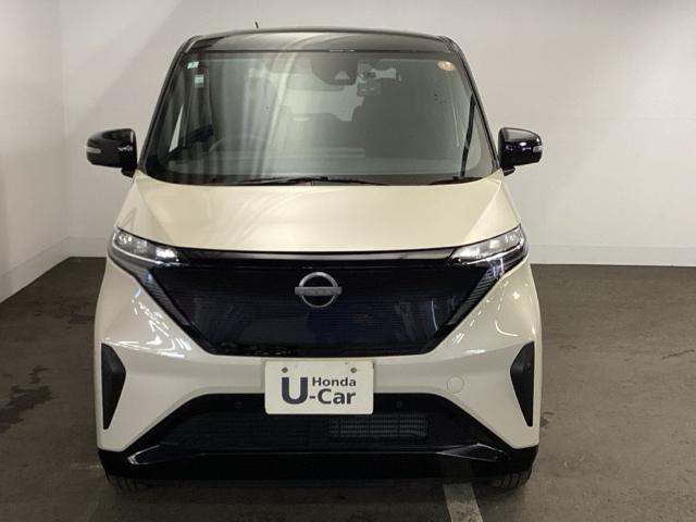 サクラ Ｇ　メモリーナビ　リアカメラ　ＥＴＣ　地デジ　アラウンドビュ　ベンチシート　踏み間違い防止アシスト　ＬＥＤヘッドランプ　スマートキー　オートエアコン　バックカメラ　ＡＢＳ　ナビＴＶ　キーフリー（6枚目）