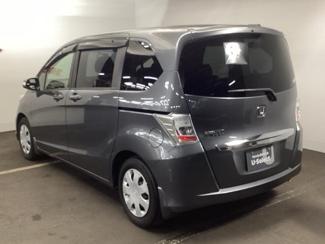 フリード Gジャストセレクション リアカメラ ETC Bモニター スマトキー 助手席エアバッグ AUTOエアコン パワステ 両側スライド片側電動 イモビ 運転席エアバッグ PW ABS 横滑り防止機能 ウォークスルー 3列シート(8枚目)