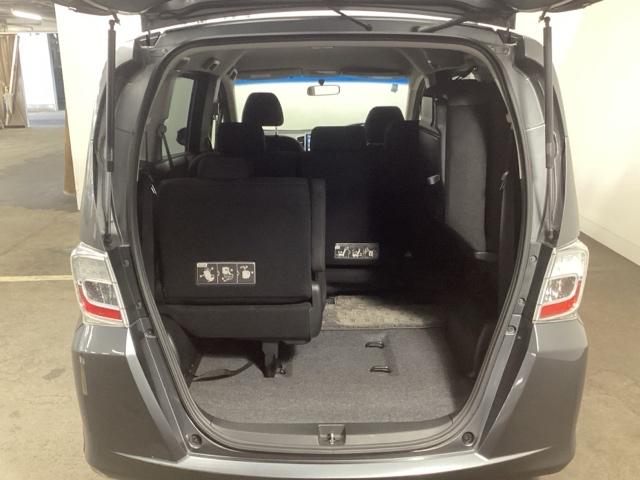 フリード Gジャストセレクション リアカメラ ETC Bモニター スマトキー 助手席エアバッグ AUTOエアコン パワステ 両側スライド片側電動 イモビ 運転席エアバッグ PW ABS 横滑り防止機能 ウォークスルー 3列シート(11枚目)