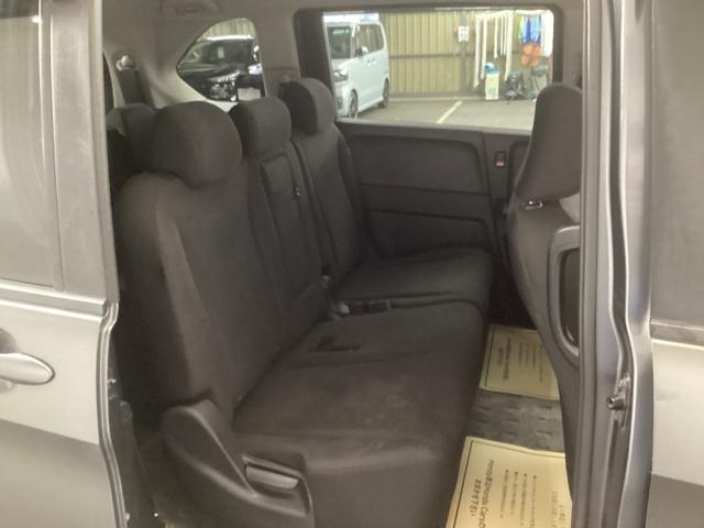 フリード Gジャストセレクション リアカメラ ETC Bモニター スマトキー 助手席エアバッグ AUTOエアコン パワステ 両側スライド片側電動 イモビ 運転席エアバッグ PW ABS 横滑り防止機能 ウォークスルー 3列シート(12枚目)