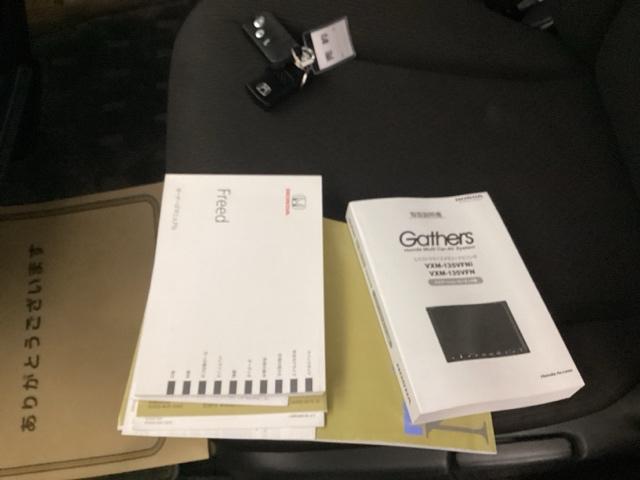 フリード Gジャストセレクション リアカメラ ETC Bモニター スマトキー 助手席エアバッグ AUTOエアコン パワステ 両側スライド片側電動 イモビ 運転席エアバッグ PW ABS 横滑り防止機能 ウォークスルー 3列シート(29枚目)