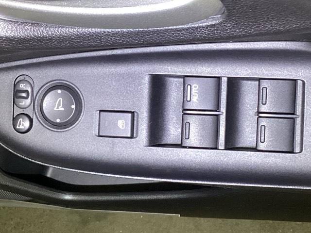 �y�p���[�E�B���h�E�X�C�b�`�z�����^�b�`�ŁA�p���[�E�C���h�E��h�A�~���[�𑀍�ł��܂��B