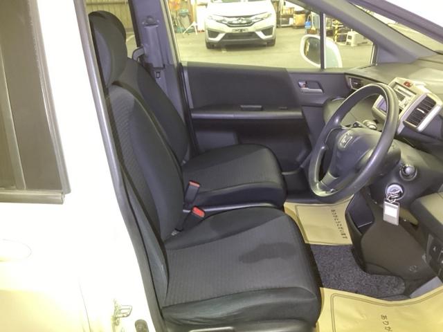 �^�]�Ȃ́A�傫�ȍ��ʂƕ�ݍ��ނ悤�Ȕw�����ꂪ�h���C�o�[�̐g�̑S�̂���������x���܂��B�㎿�ȃV�[�g�f�ނƍ���S�n�̂悢�N�b�V�������̗p���A�����Ԃ̉^�]��R�[�i�[�̑����������K�ł��B