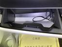 助手席の前にあるグローボックスです。小物の収納に便利です。